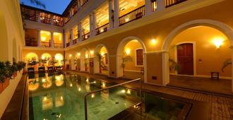 帕莱马埃酒店 - 蓬蒂切里 - 游泳池