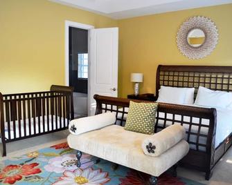 Fantastic Family Beach home with 7 beds in walking distance of the ocean! - 劳德代尔堡 - 睡房