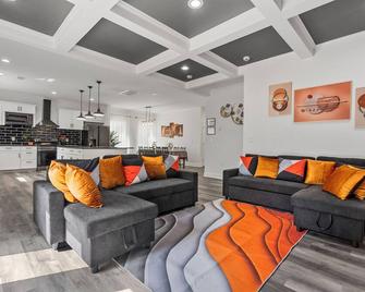 Brand new private 4 bedroom house close to uptown, univercity, IKEA - 夏洛特 - 客厅