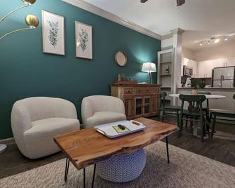 The Green Room 2 - 1bd 1ba Near Nasa Jsc - 休斯顿 - 客厅