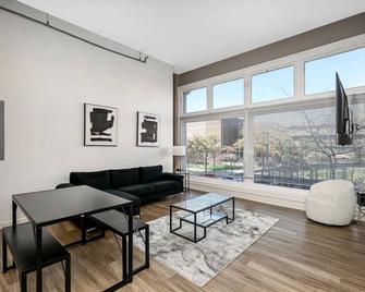 2 bath| Prkg+Gym+Sauna|Playhouse SQ|+30 Day - 克利夫兰 - 客厅