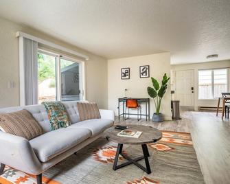 Tasteful Wallingford 1BR, near Zoo, University & Canal, by Blueground - 西雅图 - 客厅
