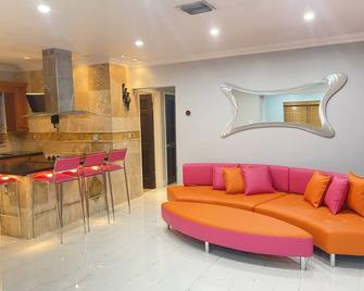 Cozy miami home 3bedroom and 2 full bathrooms - 迈阿密 - 客厅