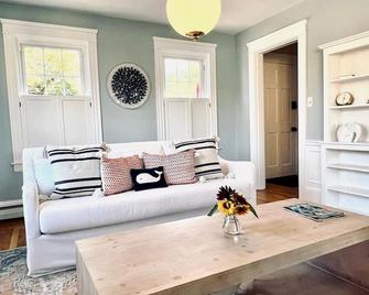 Downtown Bristol Seaside cottage w front row seats to 4th July Parade, Fireworks - 布里斯托尔(罗德岛州) - 客厅