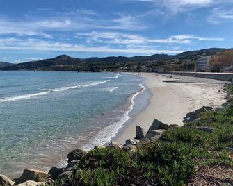 T2 clim 54m2, 17m2 de terrasse très belle vue mer - 鲁斯岛 - 海滩