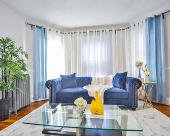Perfect For Large Group 10 Beds 4.6 MI To Downtown Steps To T 5bd/2bth - 波士顿 - 客厅