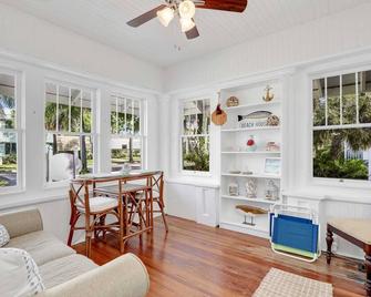 Hibiscus House Bed & Breakfast Inn Turtle Room Bed-Ada - 迈尔斯堡 - 客厅