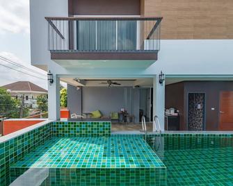 2BRs private pool in BKK, Calm area 3km to metro, 10 km to Pratunum - 曼谷 - 游泳池
