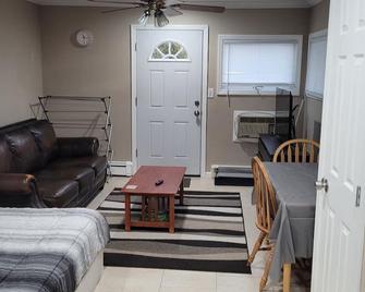 Nice, friendly,br quite area,feel like at your home - Levittown - 客厅