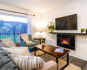 Revelstoke Vacations提供的revelstoke Retreat - 雷夫尔斯托克 - 客厅