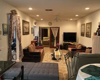 Conveniently located by 101, 280, 680, 87: home for business travelers - 圣何塞 - 客厅