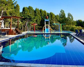 多瑞飯店小屋 - 蒂拉登特斯 - 游泳池