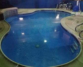 麦卡伦市中心得克萨斯套房酒店 - 麦卡伦 - 游泳池