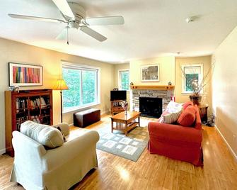Maine Lake Country Home: Pond + Water Crafts and Ski - Turner - 客厅