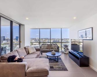 Riverview 2BR delicate Apt, 1min to train station - 布里斯班 - 客厅