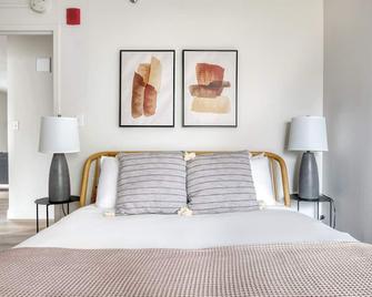 Tasteful Allston 2BR, nr Boston U & Green Line, by Blueground - 波士顿 - 睡房