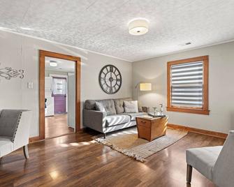 Cozy, Furnished Corporate Rental - 欧文斯伯勒 - 客厅