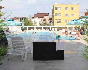 桑格利亚奢华家庭酒店 - 马马亚 - 游泳池