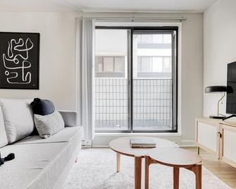 Central Cambridge 2BR near restaurants, steps from Train, by Blueground - 剑桥 - 客厅