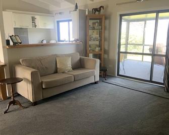 Waterfront - 3 bedroom, 2 bathroom, peaceful, private with- sunny conservatory - 布鲁克（新西兰） - 客厅