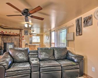 Cozy Home with Canyon Views 2 Mi to Grand Staircase - 亨利维尔 - 客厅