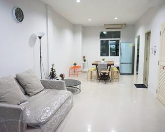 3BR, 3 storey hometown, perfect for big group - 曼谷 - 客厅