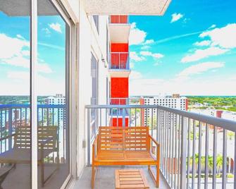 Modern 1BR Downtown Oasis w Balcony & Rooftop Pool - 坦帕 - 阳台