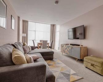 City SuperHost Luxury City Centre Home from Home - 普雷斯特威奇 - 客厅
