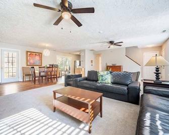 Birdwatchers 3br Escape Near Raleigh Trails & Ncsu - 罗利 - 客厅
