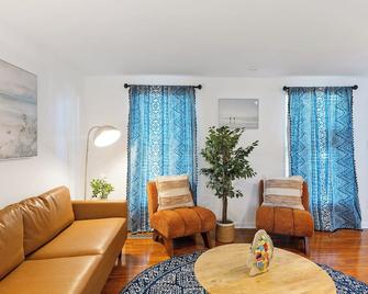 The Poolside Retreat - Spacious 4 bdrm with pool, hot tub,firepit,games,dogs welcome - 夏洛特 - 客厅