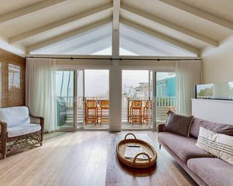 Snowbird-friendly waterfront oasis near golf with beach access, balcony, & W/D - 纽波特海滩 - 客厅