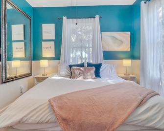 Fresh and Modern Downtown Historic Duplex with Two Private Pools - 萨凡纳 - 睡房