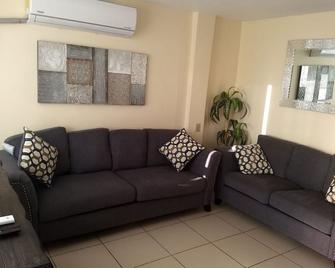 Beautiful House on 2nd Floor (Close to the airport!) - 提华纳 - 客厅