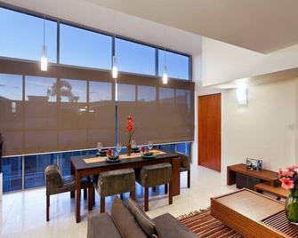 Gorgeous 2BR Penthouse with Skyline View - 布里斯班 - 餐厅
