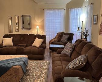 Unwind and Relax 4 Bedroom Stay - 亨博尔 - 客厅