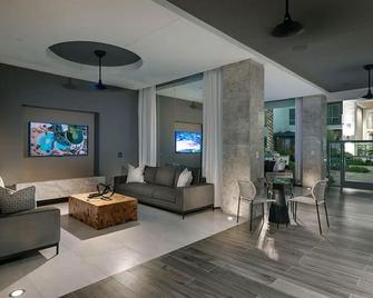 Sunny Mission Valley 1BR w/ Gym, W/D & Pool, nr shops, by Blueground - 圣地亚哥 - 客厅