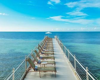 Private Tanning Pier! 4 Modern Units By The Beach, 3 Onsite Pools, Beach Access - 基韦斯特 - 海滩