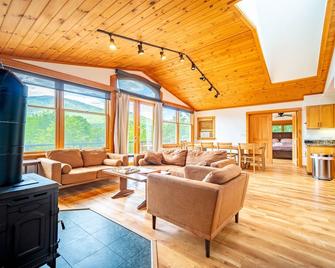 Beautiful Home, Stunning View! - 威尔明顿(纽约州) - 客厅