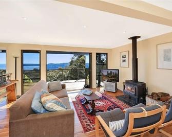 Narrow Neck Views - Peaceful 4 Bedroom Home with Stunning Views! - 卡通巴 - 客厅