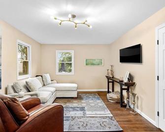 Charming 2-bedroom cottage with WiFi, AC and Parking spot Huntington - 亨廷顿 - 客厅