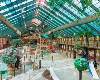 Spend Christmas in the Smoky Mountains: 2-BR Condo - 加特林堡
