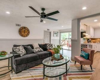 East Dallas 3 Bedroom Home With Stunning Backyard Oasis - 达拉斯 - 客厅