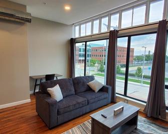 Trendy Midtown Lofts - 克利夫兰 - 客厅