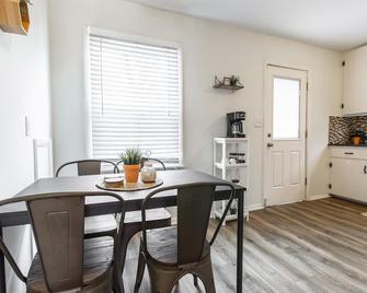 3 Bedrooms House in Waldo Kansas City - 堪萨斯城 - 餐厅