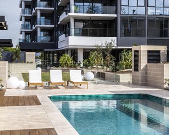 Luxe Beachfront 2-Bed With Gym Pool & Views - 伯利头 - 游泳池