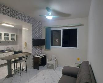 Lindo apartamento com Wi-Fi a 370m da Praia do Morro, próximo ao Marlim Azul e à Av Paris - 瓜拉派瑞 - 客厅