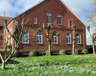 Apartment gallery, shower, toilet, 2 bedrooms - Friesenborg - Ferienwohnung Klein Sande - 欣特 - 建筑