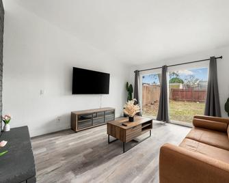 Contemporary Modern Spacious 3br/2ba Near Smf - Rio Linda - 客厅