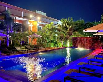 哈赞达兰达度假酒店 - 高兰 - 游泳池