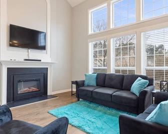 Comfy 5Bedroom Gem! Fenced Back Yard, Game Room, Free Parking, Snacks, Pet Okay! - 玛丽埃塔市 - 客厅